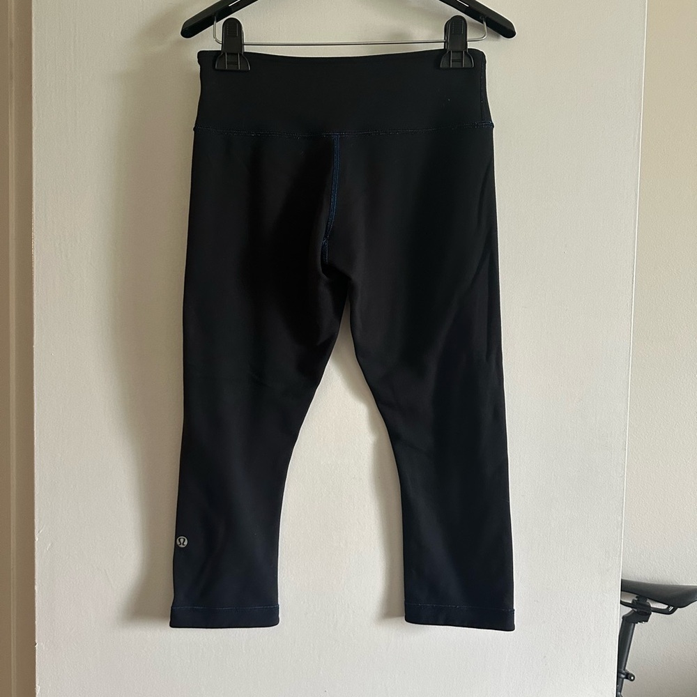 Lululemon Athletica Reversible Beaming Blue/Black Wunder Under Crop size 6 - Picture 9 of 14